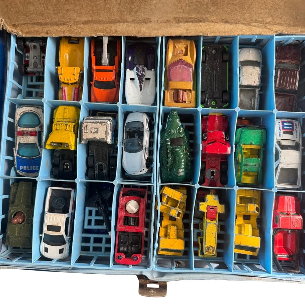 Vintage 1968 Matchbox Lesney Collector Case Blue Vinyl with 24 Diecast Cars Lot